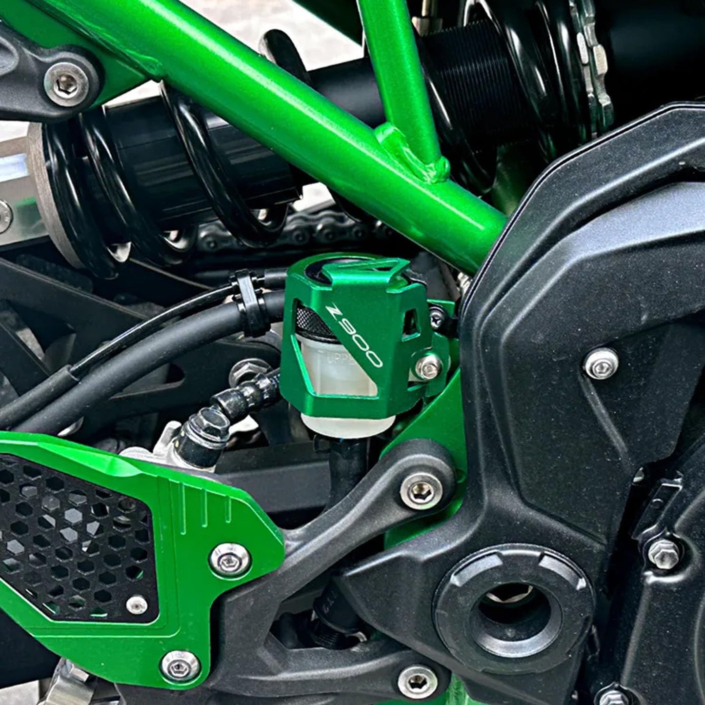 Motorcycle Rear Brake Fluid Reservoir Guard Cover Protect, for Kawasaki Z900 (Green)