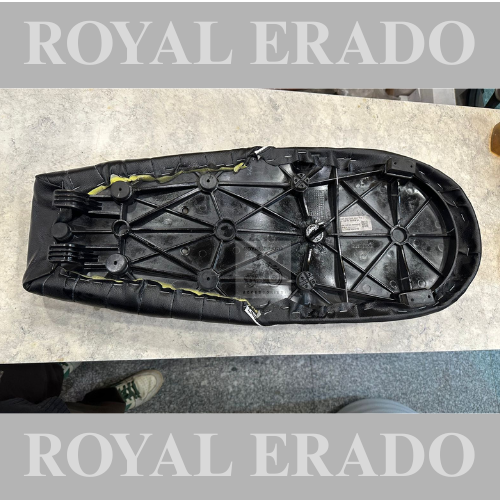 Royal enfield interceptor 650 seat in black colour