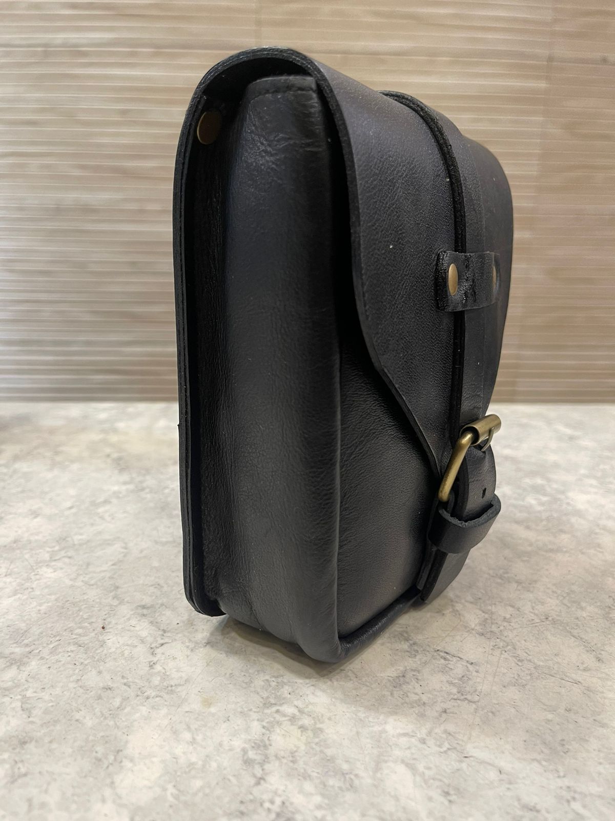 Universal Tank bag in black leather with magnet for Royal Enfield reborn classic electra standard meteor supper meteor hunter jawa perak jawa bobber