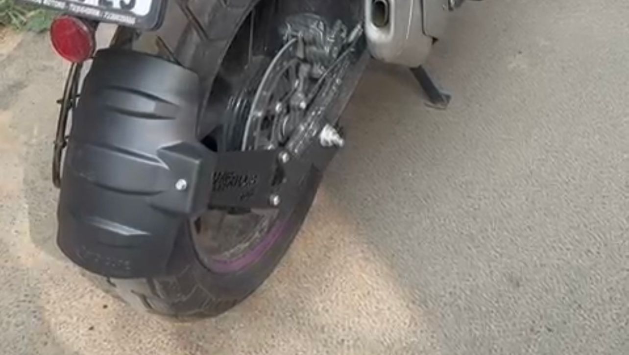 Universal tyre hugger