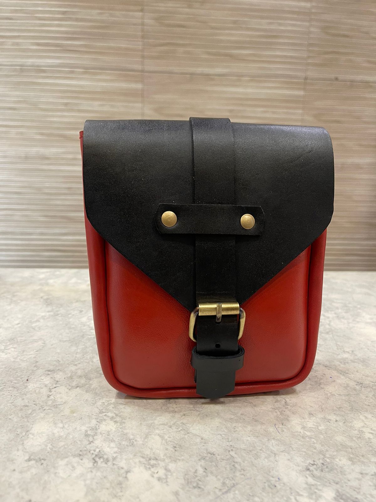 Universal Tank bag in red and black leather with magnet for Royal Enfield reborn classic electra standard meteor supper meteor hunter jawa perak jawa  bobber